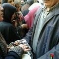 توزيع التمور على أهالي المخيم يوم 30 كانون الثاني/ يناير - صفحة "مخيم اليرموك نيوز" على فيس بوك