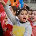 3-صورة طفل أثناء ترديد هتافات ثورية ضمن الحفل