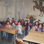 إحدى قاعات التدريس الباردة المتهالكة في مدرسة عمرو بن العاص في حلب تصوير محمود أبو الشيخ