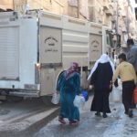 إمراة طاعنة في السنة تلاحق سيارة الأطفاء في حي العامرية لمحالة الحصول على المياه بسبب انقطاعها عن المدينة
